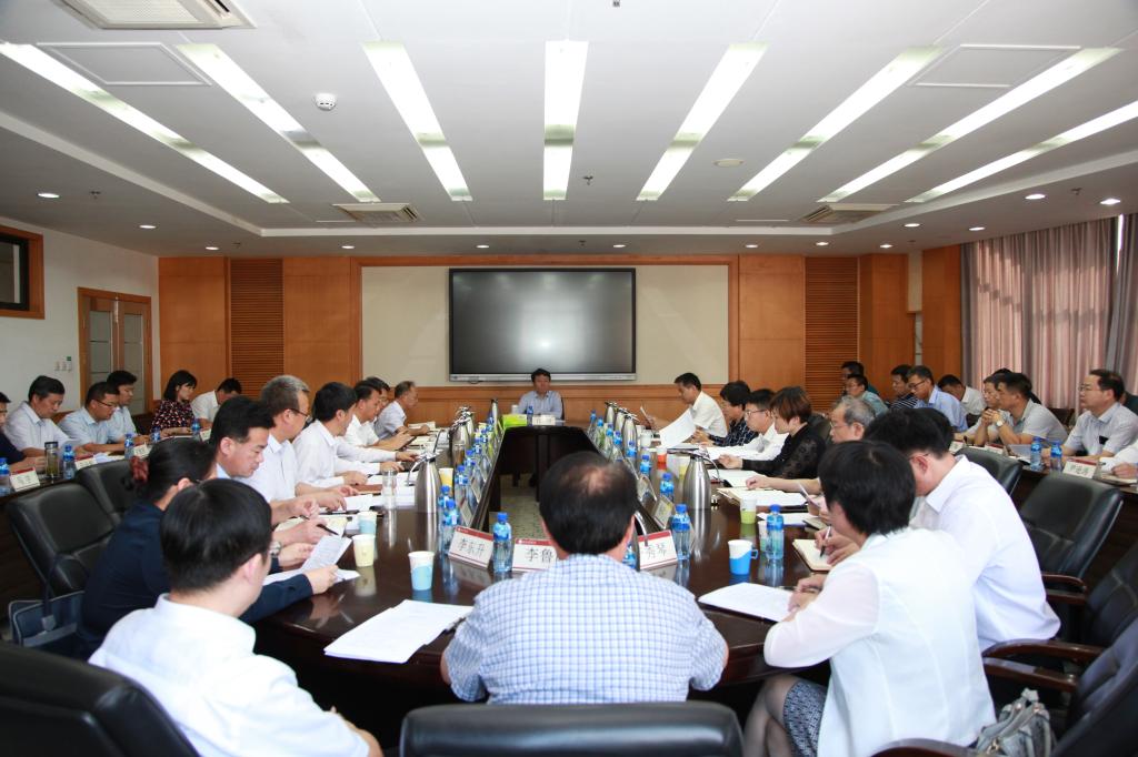 学校召开财富管理特色建设领导小组扩大会议。