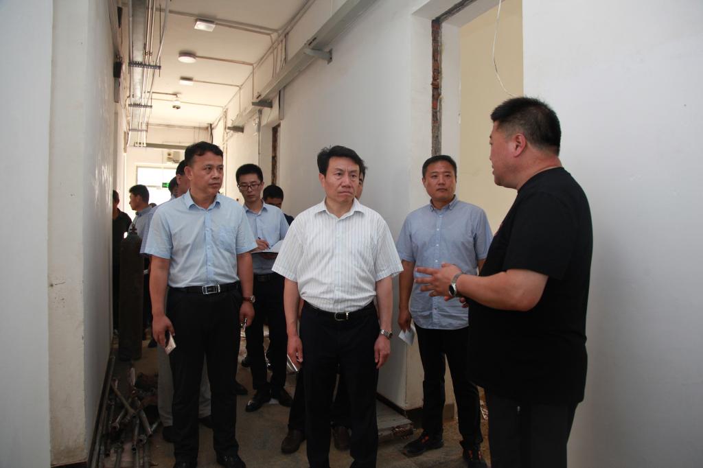 白光昭在东校区进行调研。