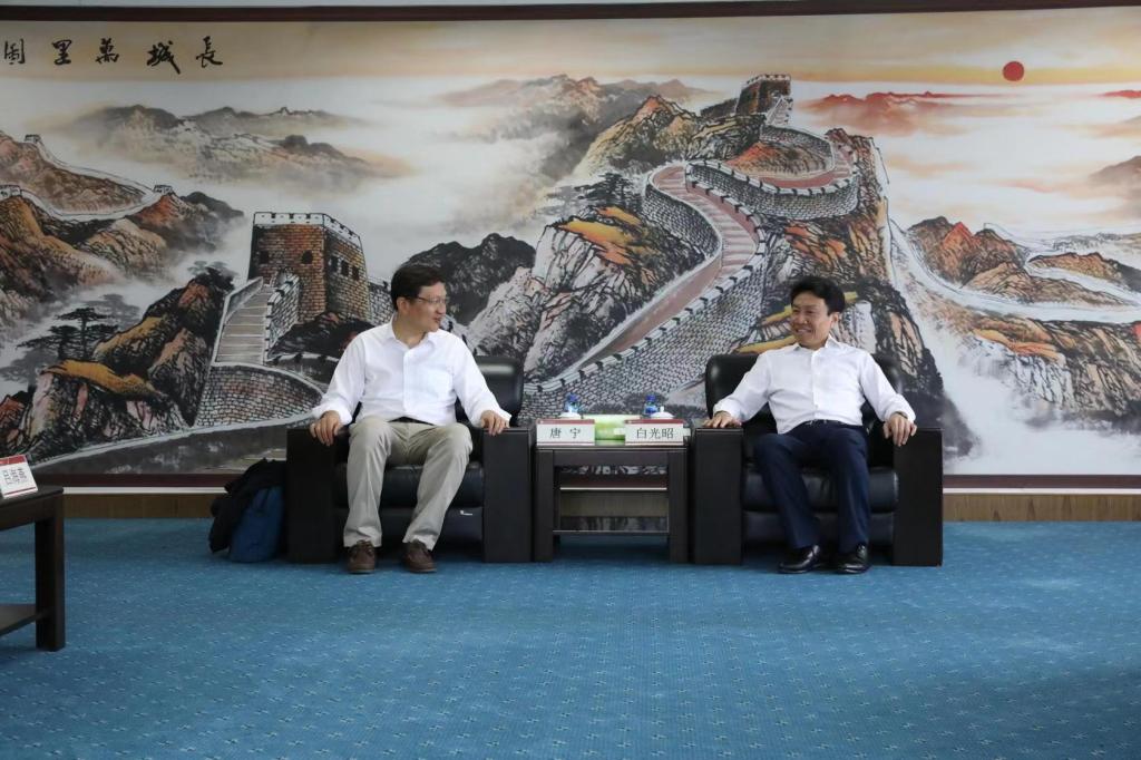 党委书记白光昭与唐宁亲切交流。
