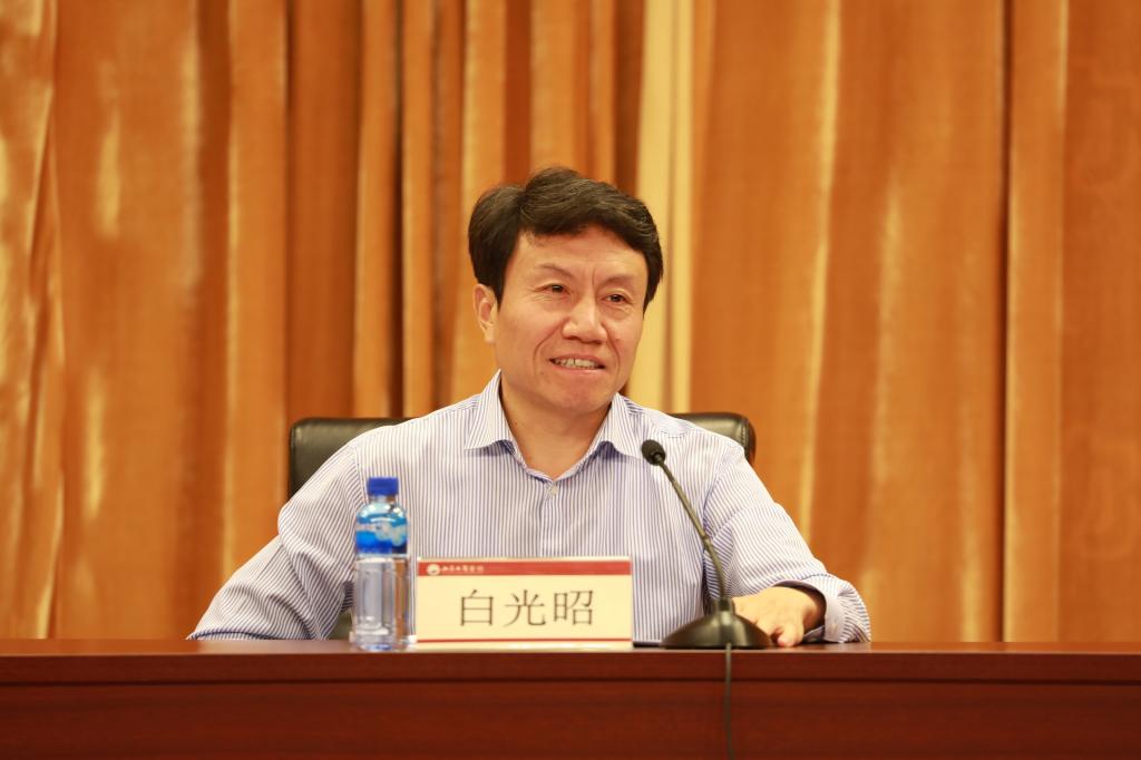 白光昭在开班式上作动员讲话。