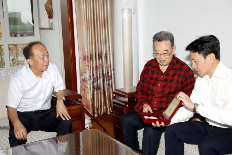 白光昭走访慰问离休老干部。