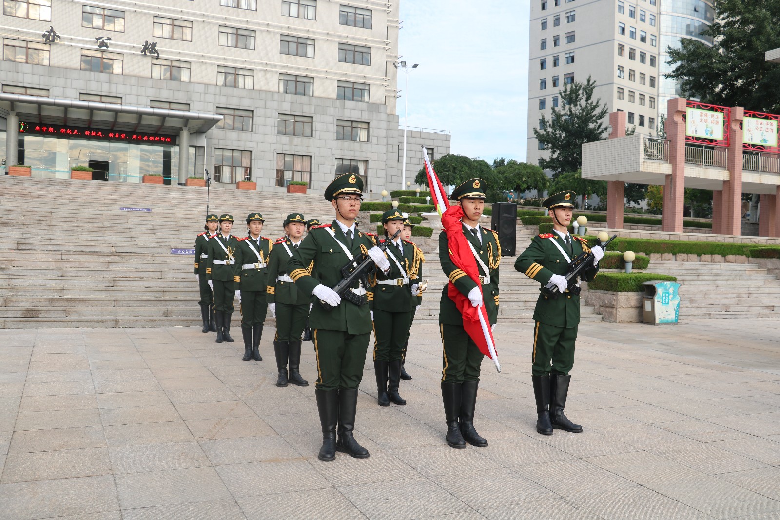 国旗护卫队队员护送五星红旗走上国旗台。