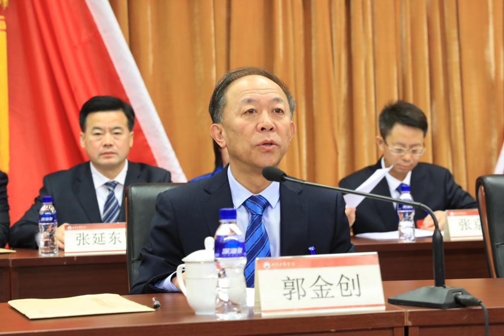 3月28日,第七届教职工代表大会暨工会会员代表大会第二次会议在学术会堂召开。党委副书记郭金创主持大会。(周海磊 摄)