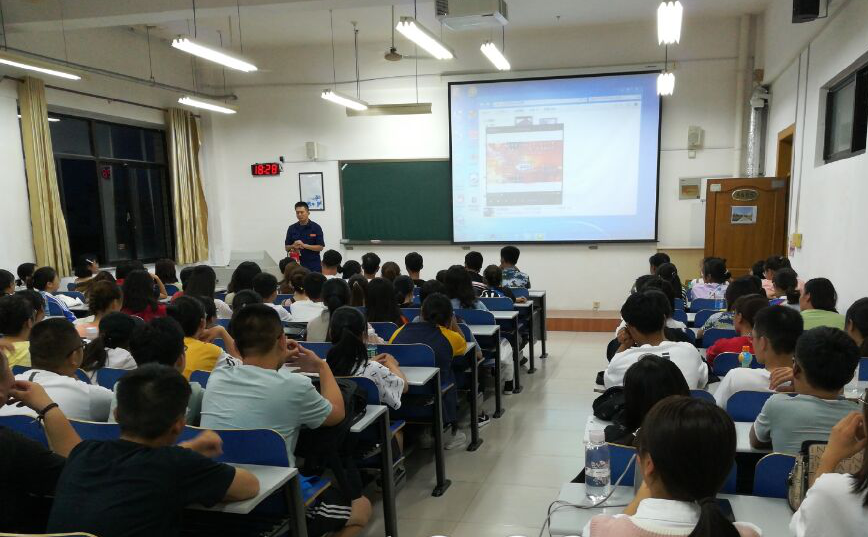 学校为新生上安全知识教育课。