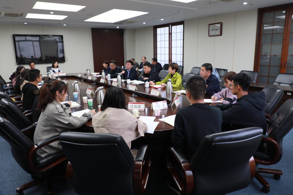 学校召开新生代表座谈会。