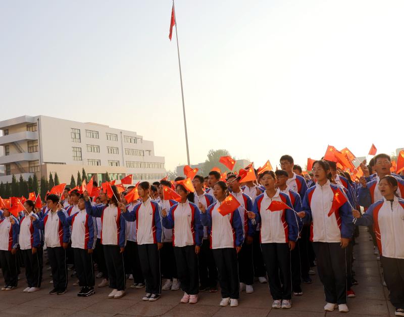 学校师生1000余人参加升旗仪式。