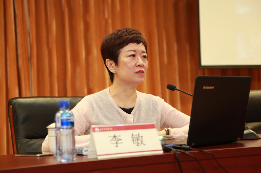 李敏为师生作专题报告。