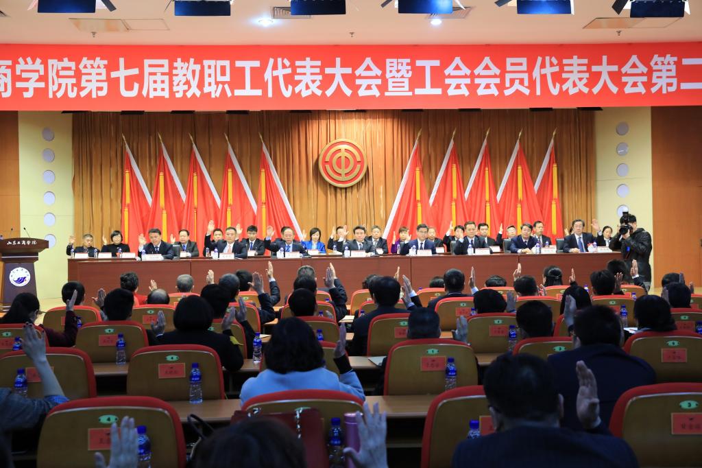 3月28日下午,第七届教职工代表大会暨工会会员代表大会第二次会议闭幕会在学术会堂闭幕。校领导白光昭、杨同毅、郭金创、马东太、龙希利、徐世艾、王艳明、刘向锋在主席台就座。(周海磊 摄)