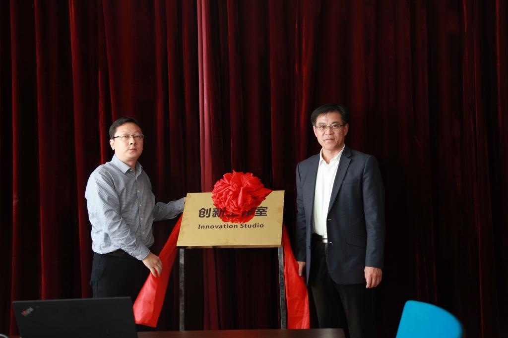 杨同毅与企业代表共同为实验室揭牌。