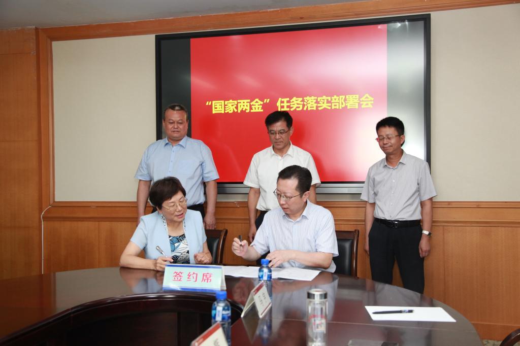 副院长王艳明与各院(部)签署任务书。