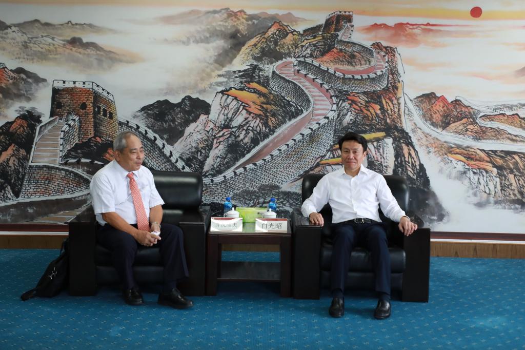 白光昭会见来宾。