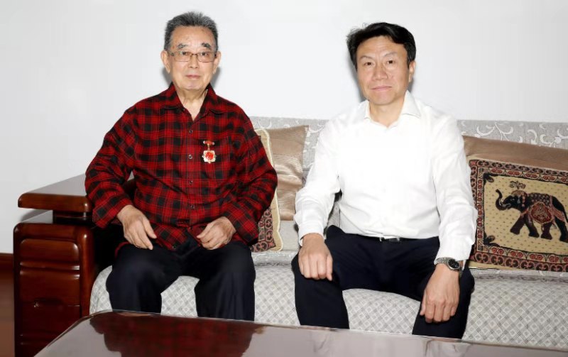 白光昭走访慰问离休老干部。