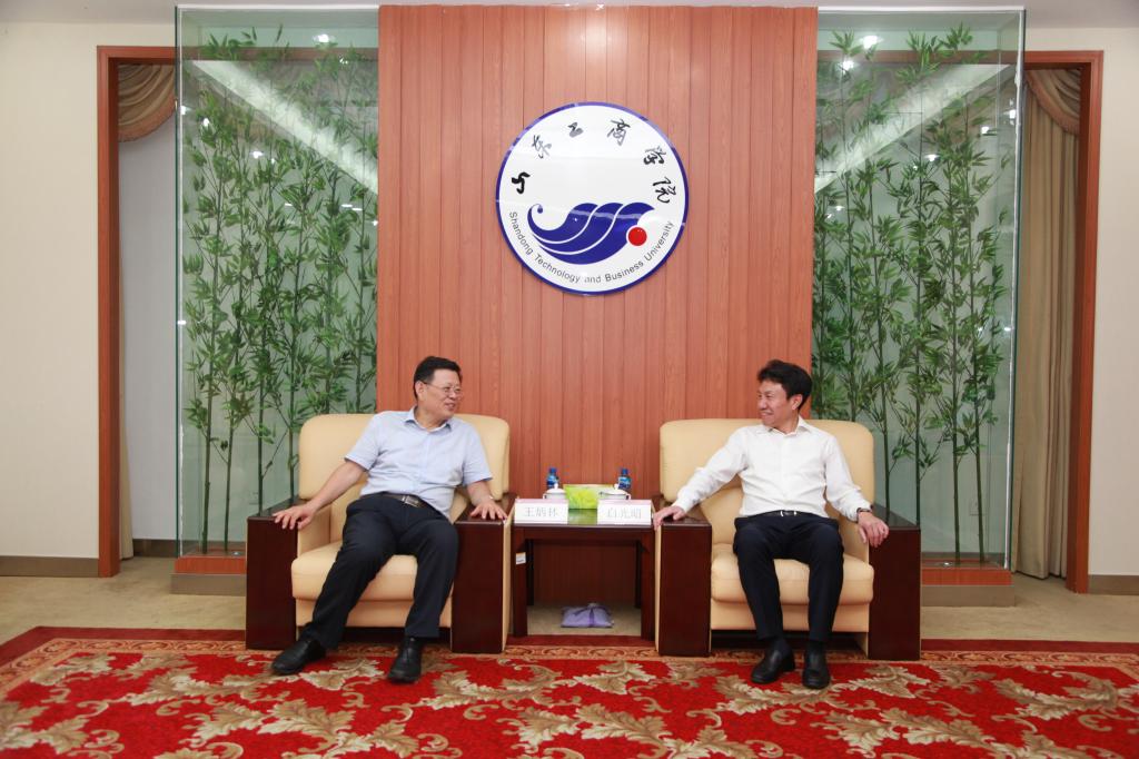 白光昭会见王炳林教授。