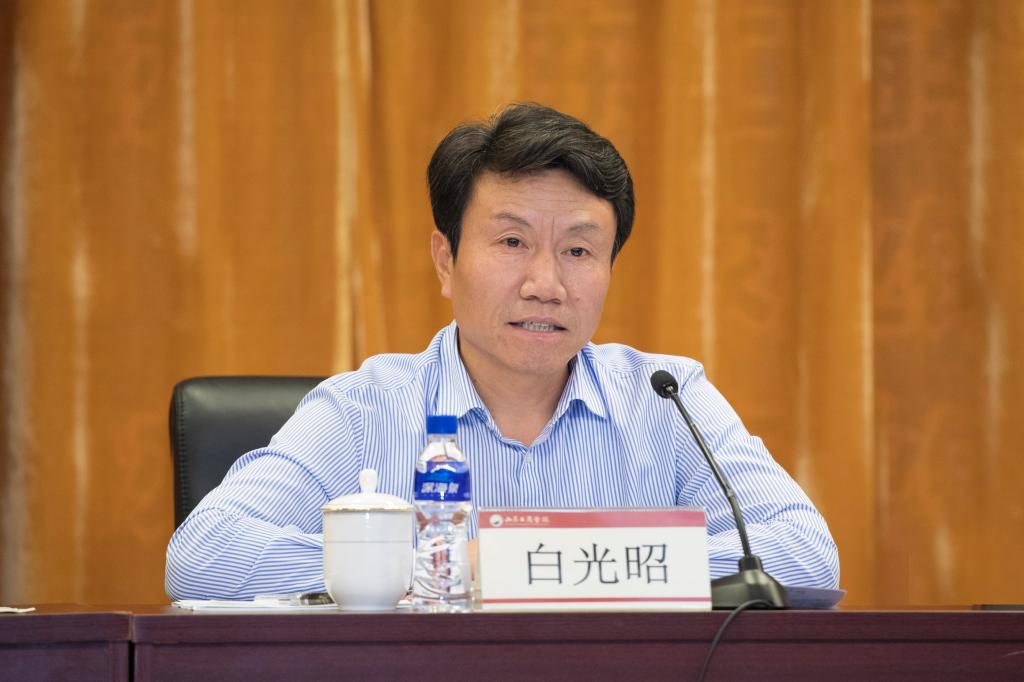 白光昭在会上讲话。