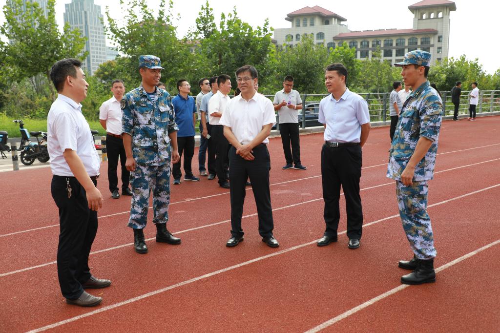 杨同毅慰问2019级新生军训教官