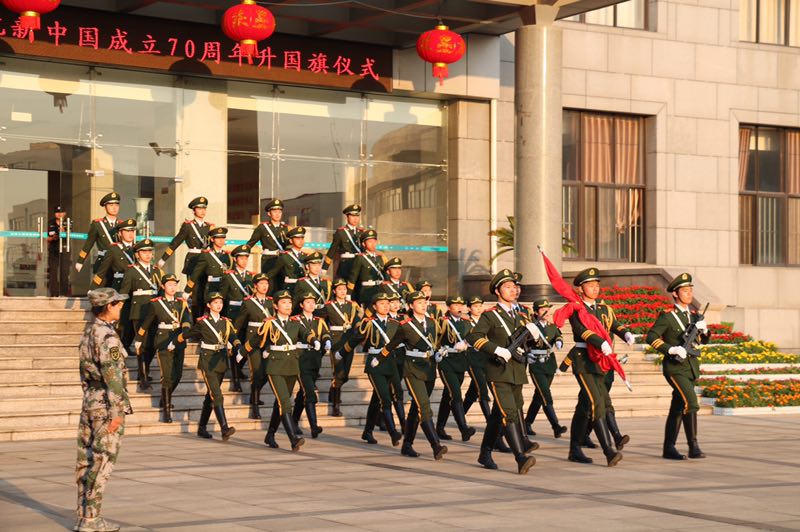 国旗护卫队护卫国旗。