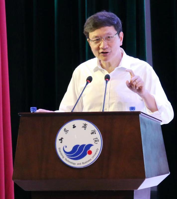 唐宁为学校师生作专题报告。