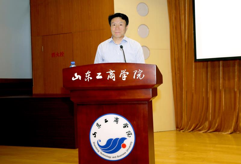 党委书记白光昭主持报告会。