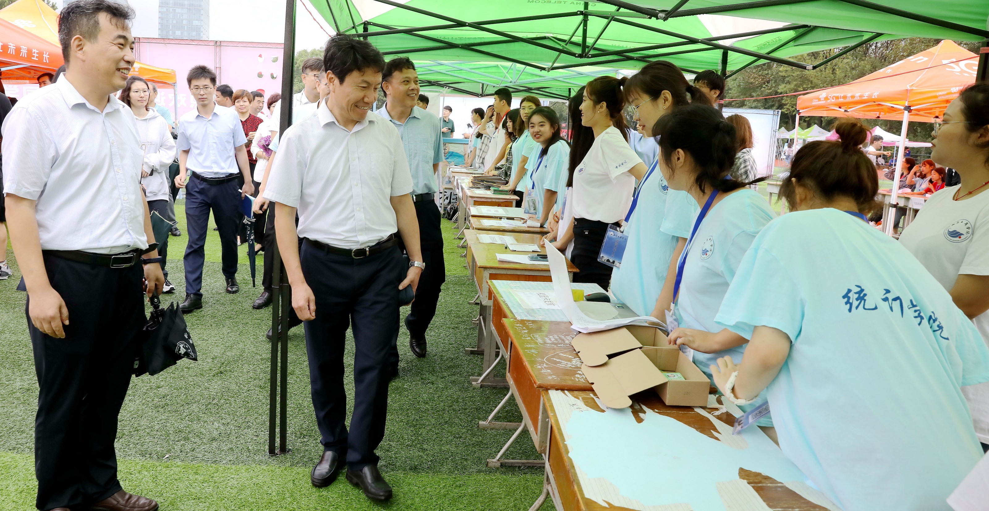 白光昭慰问参与迎新工作的师生员工。摄影:刘海军