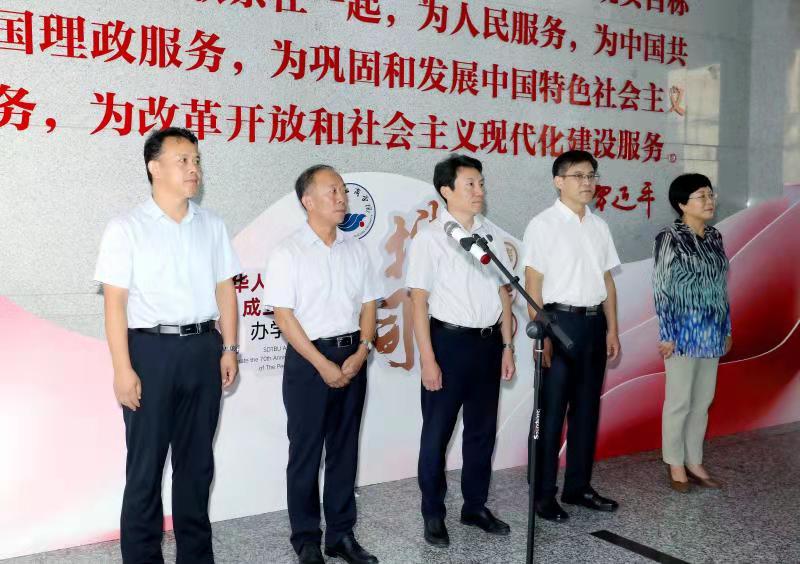 校领导出席开幕式。