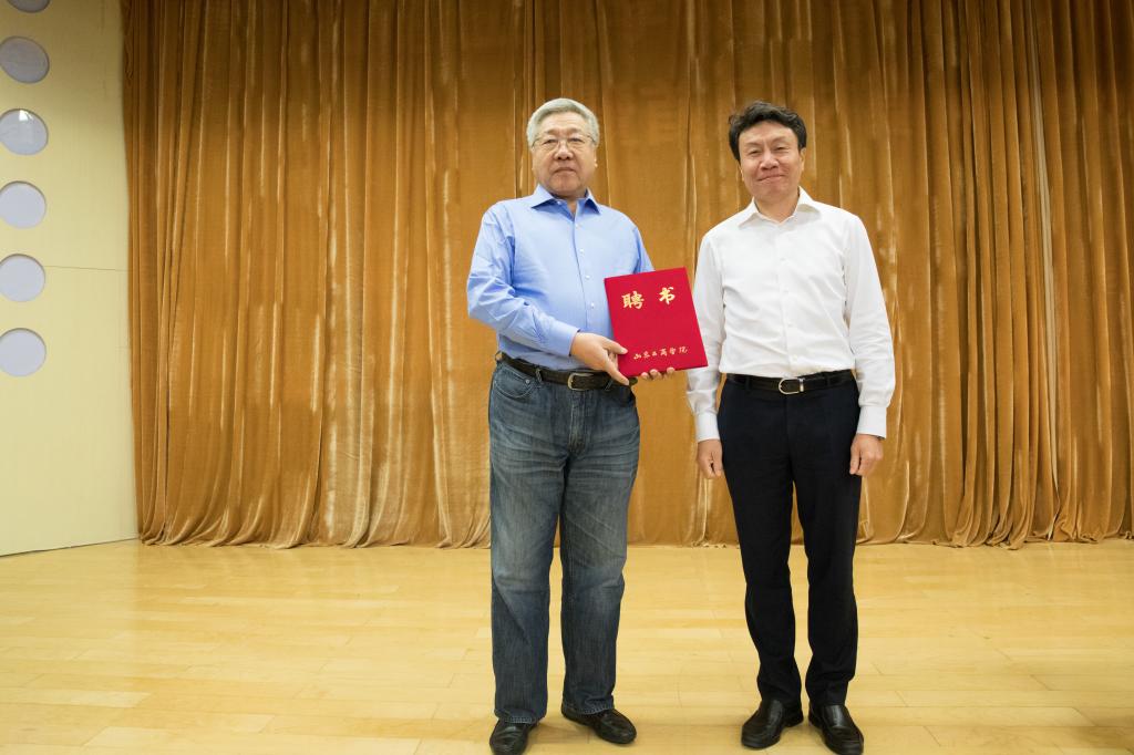 白光昭为郑秉文颁发兼职教授聘书。
