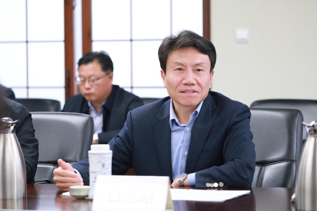 党委书记白光昭与新生代表亲切交谈。