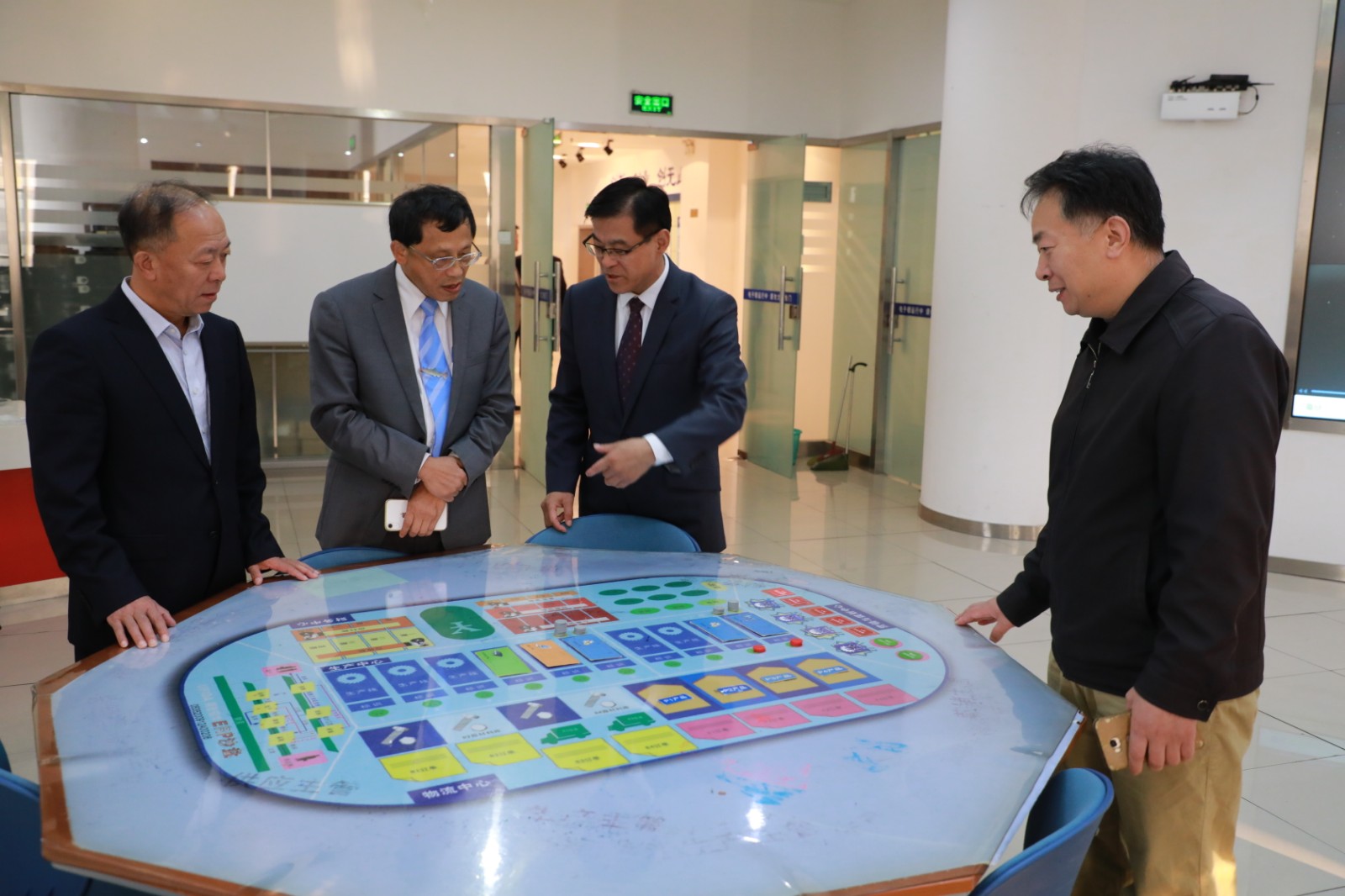 张清风在杨同毅和郭金创的陪同下参观商学实验中心。