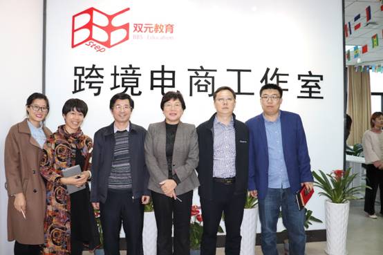学校举行跨境电商实验室捐赠仪式。