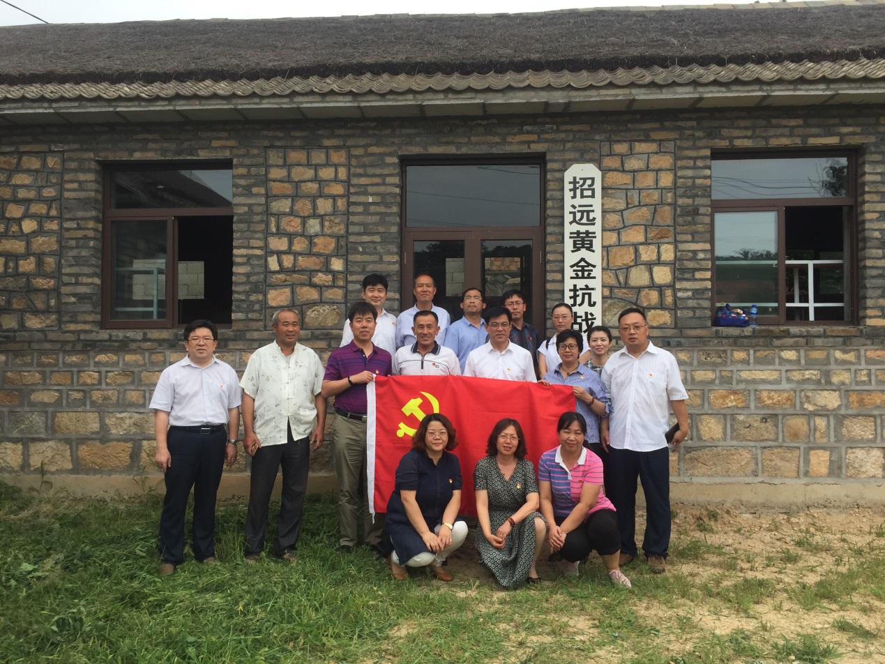 机关分党委第二党支部党员在招远黄金抗战展览馆。